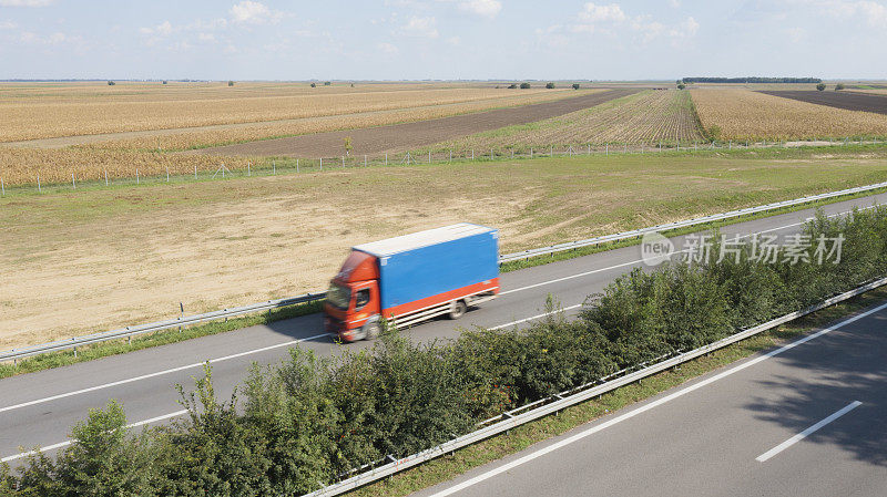 高速公路上的卡车