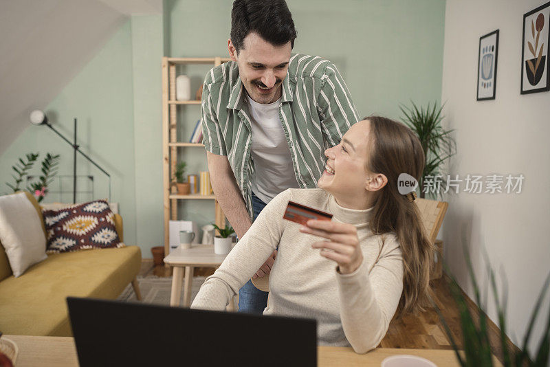 幸福的夫妇在家网上购物