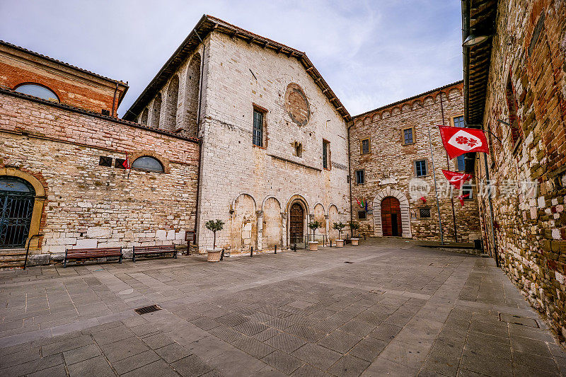圣皮特罗教堂和修道院的正面，位于翁布里亚的中世纪城镇古比奥