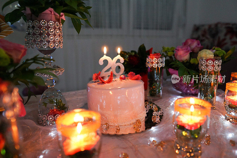 26岁生日蛋糕和蜡烛