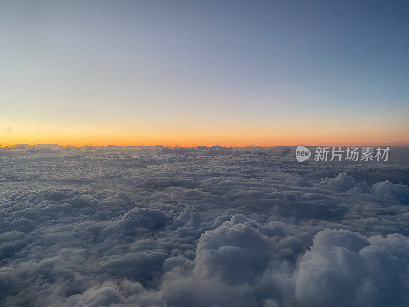 从喷气式飞机窗口鸟瞰云层