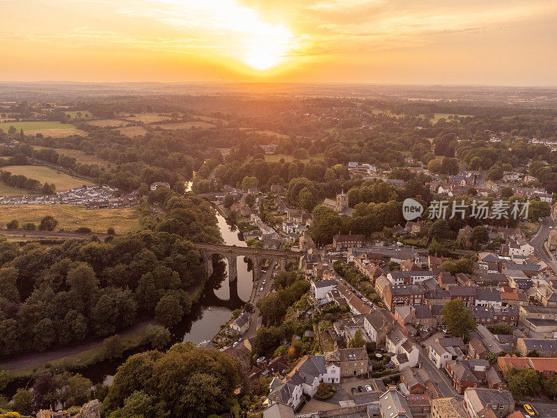 英国约克郡北部的Knaresborough的鸟瞰图，展示了城镇中心、Nidd河和铁路高架桥。用0级无人机拍摄的。