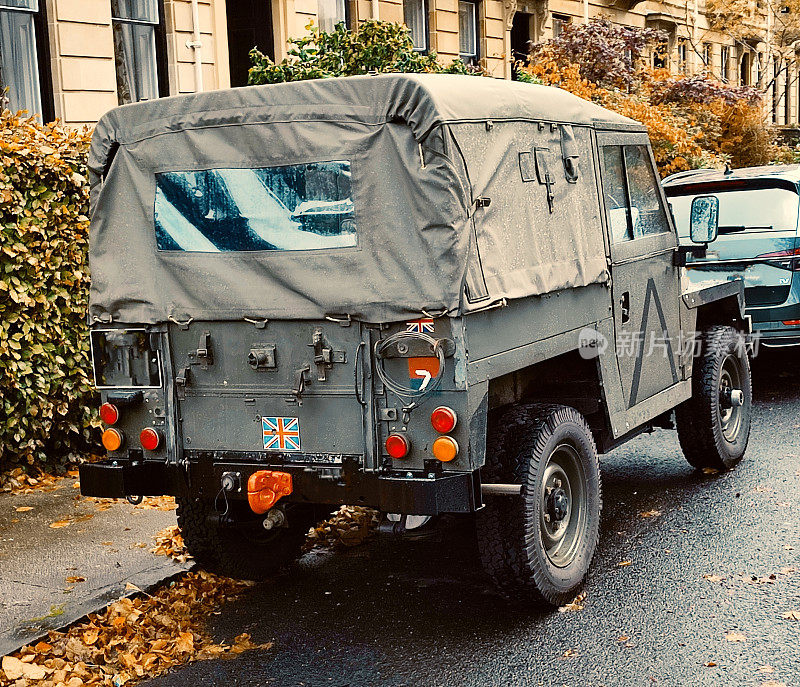 在苏格兰格拉斯哥的街道上，传统的古老的历史的英国军用车辆