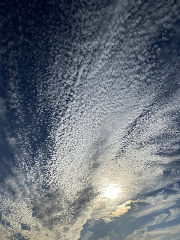 海面上有岛屿，天空被高积云覆盖