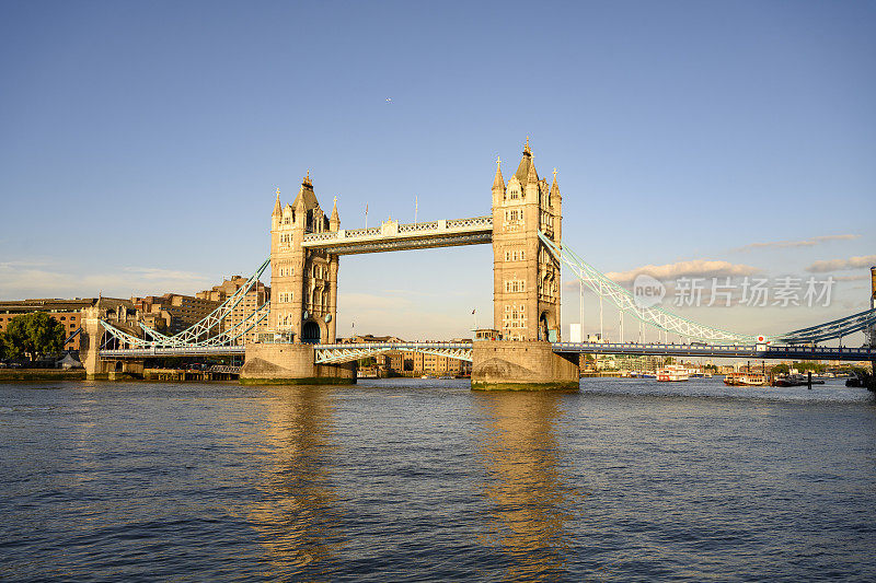 横跨泰晤士河的标志性塔桥