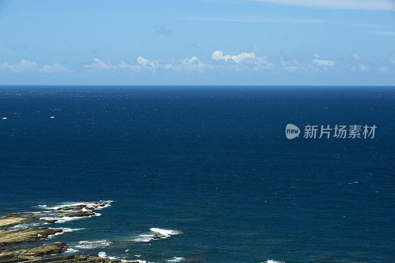 晴朗的日子里，平静的海面上的云