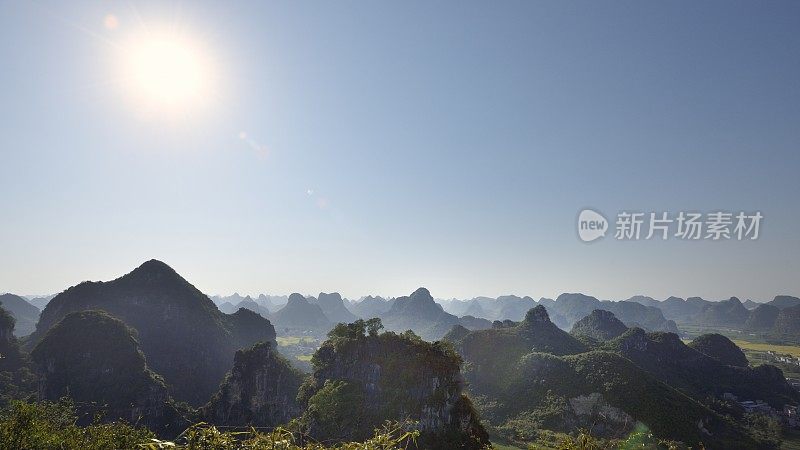 秋天的喀斯特山峰和农田