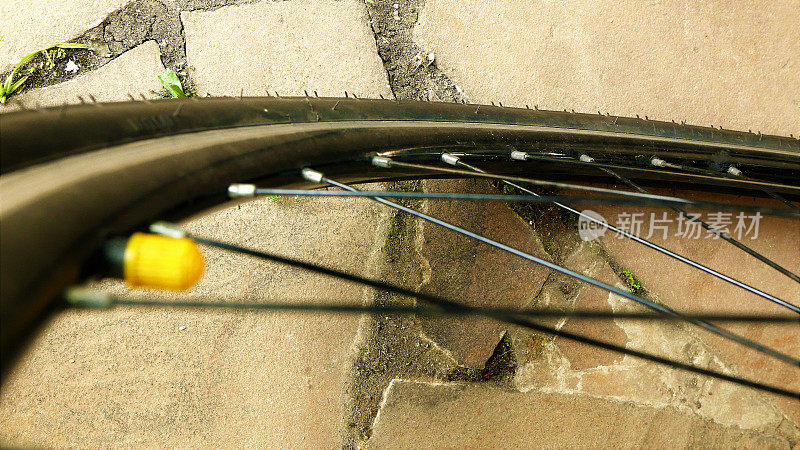 自行车:自行车前轮。自行车装备。自行车车轮。自行车车轮特写镜头。自行车轮胎。自行车轮胎
