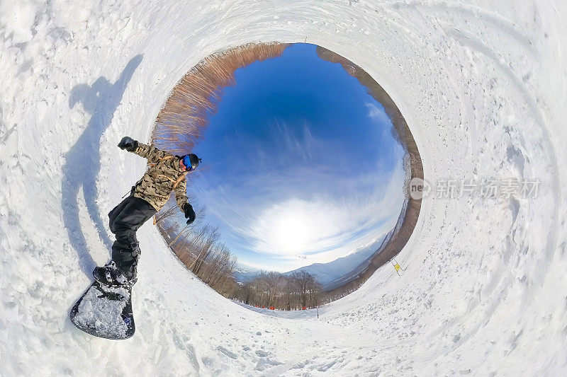 在阳光明媚的日子里，360度小星球式滑雪