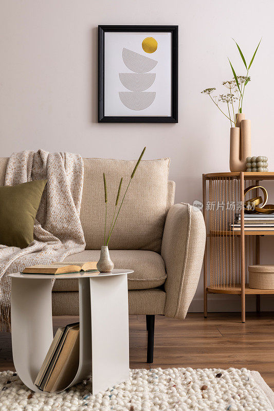 家居和舒适的客厅内部米色沙发，植物，书架，茶几，绒线地毯，模拟海报框架，边桌，植物和优雅的装饰米色墙。家居装饰。模板