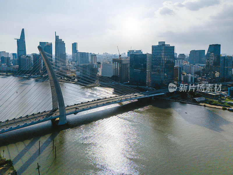 胡志明市河边的现代建筑与桥