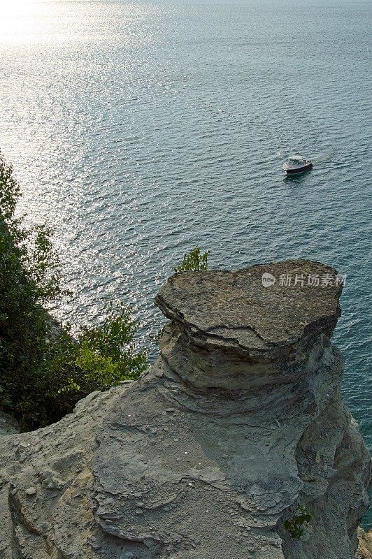 图片岩石国家湖岸提供了沿密歇根州上半岛的岩石海岸线的苏必利尔湖的惊人观点