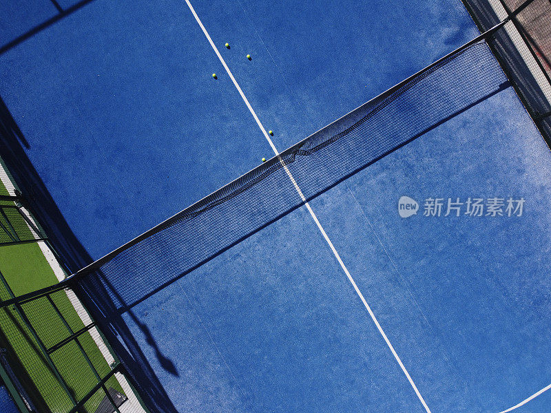 天顶鸟瞰图的一个球拍网球场与球，球拍的运动概念