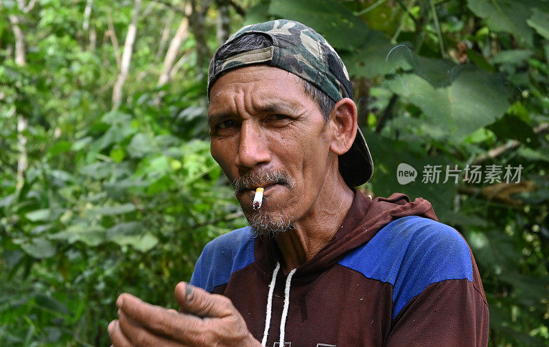 抽烟的男人——照片