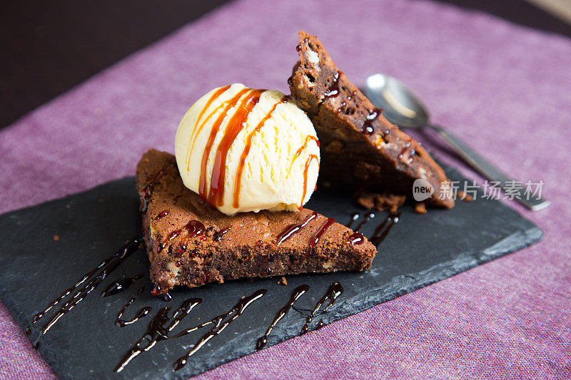 布朗尼是一种小的巧克力蛋糕，是典型的美国美食。它因其深棕色而得名，在英语中是棕色。