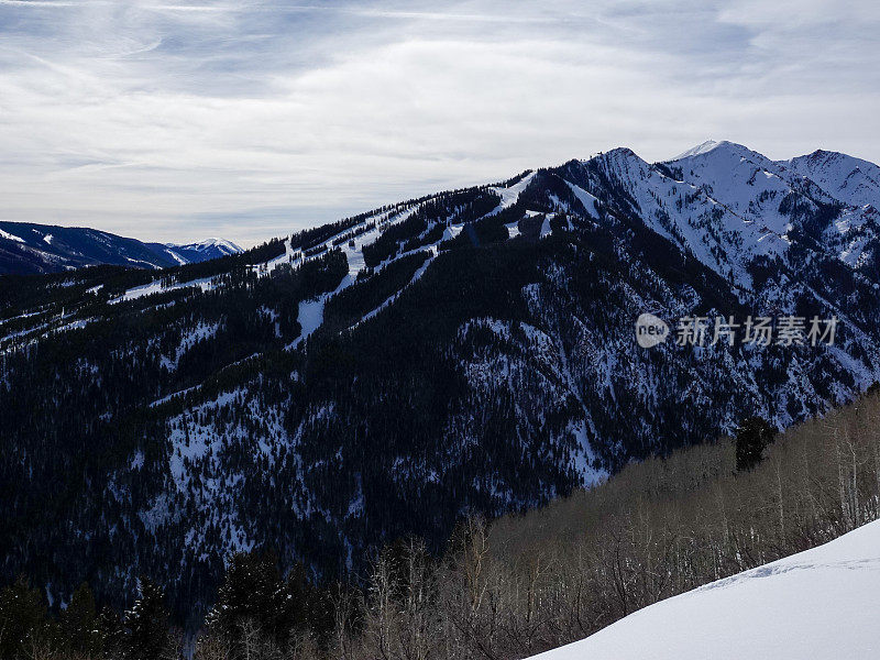 科罗拉多州阿斯彭高地滑雪场的冬季远景。