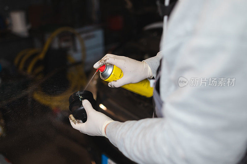 年轻的机械师正在车库里准备更换机油和过滤器
