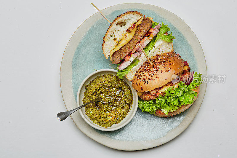 汉堡三明治放在盘子里，孤立在白色背景上