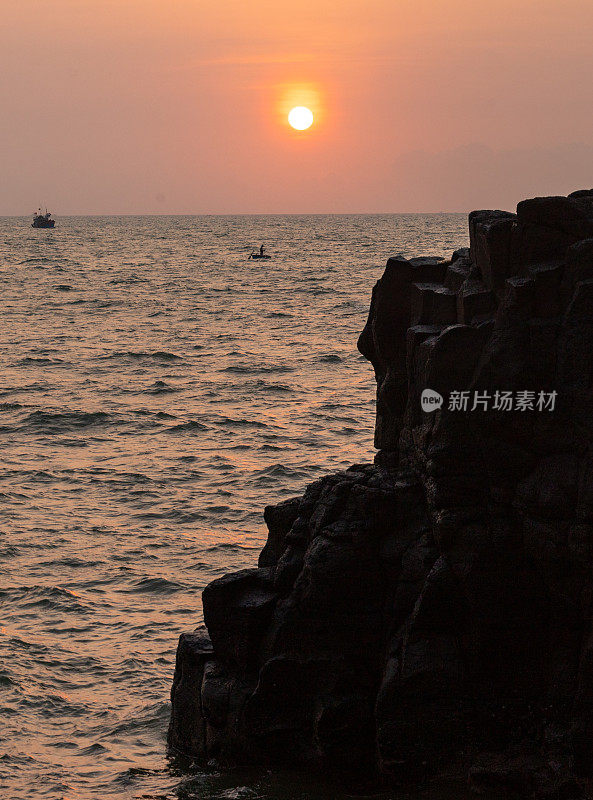 日出在海上和火山地质悬崖，广南省