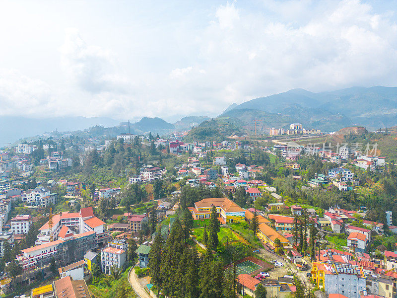 亚洲越南老蔡省萨帕市山城景观鸟瞰图，阳光明媚，夕阳西下，云中山景