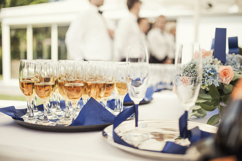 为参加婚礼的客人准备了香槟酒酒杯
