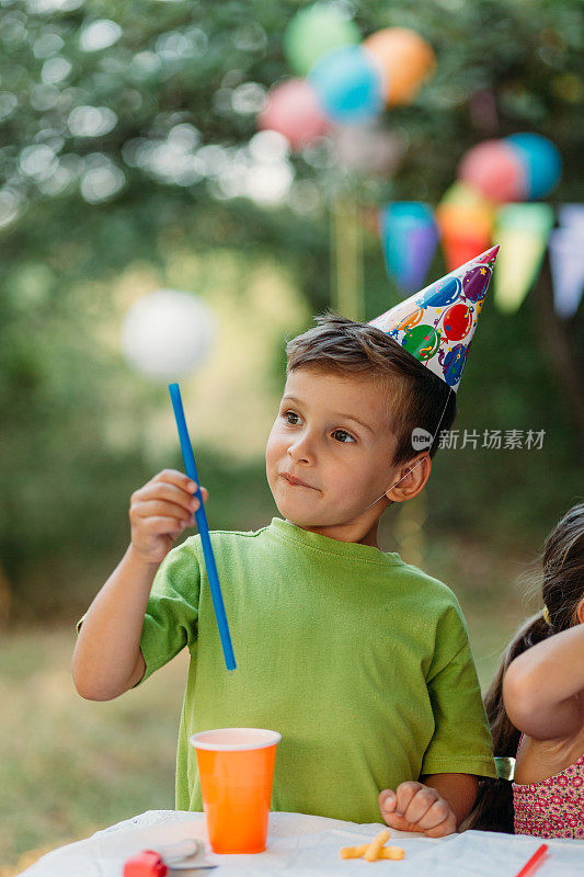 男孩们在院子里庆祝生日