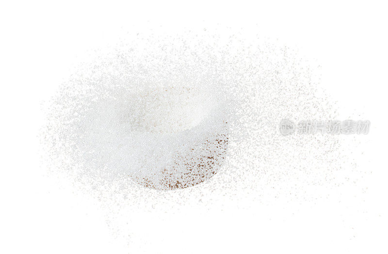 纯净的精制糖在木碗里飞舞旋转，洁白的冰糖飘落抽象飞扬。纯净精制糖在空气中旋转，食品对象设计。白色背景隔离高速冻结运动