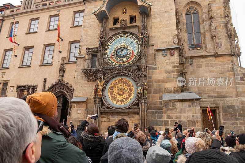 游客观赏天文钟——布拉格