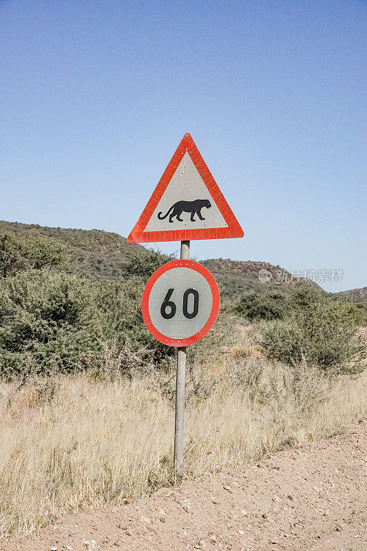 纳米比亚Otjozondjupa地区Omboroko山脉附近的限速标志
