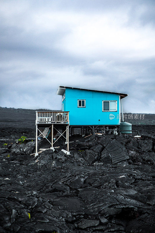 蓝屋独自矗立在荒无人烟的火山星球上