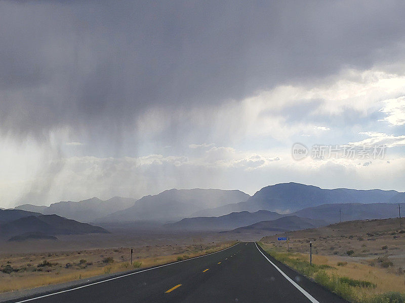 雨落在美国西部空旷的乡村公路上