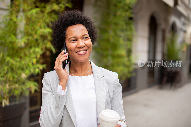 中年妇女打电话的肖像