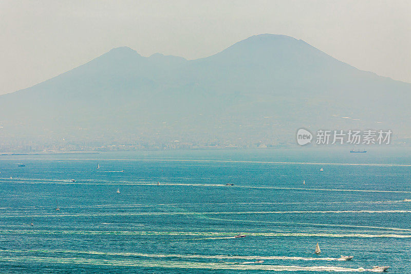 那不勒斯的维苏威火山。意大利。那不勒斯湾。伊特鲁里亚海