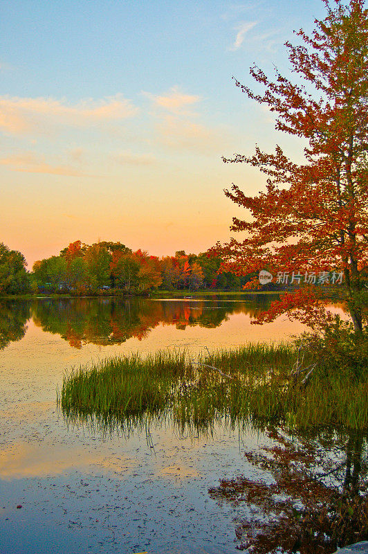 缅因州池塘秋天的日落