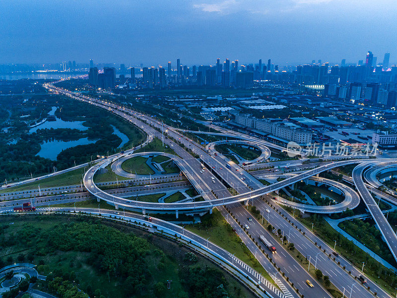 俯瞰现代立交桥的夜景，上海，中国