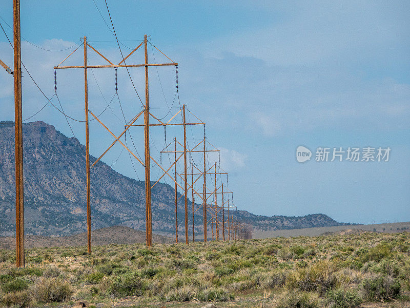 巨大的电线延伸到遥远的沙漠山脉。