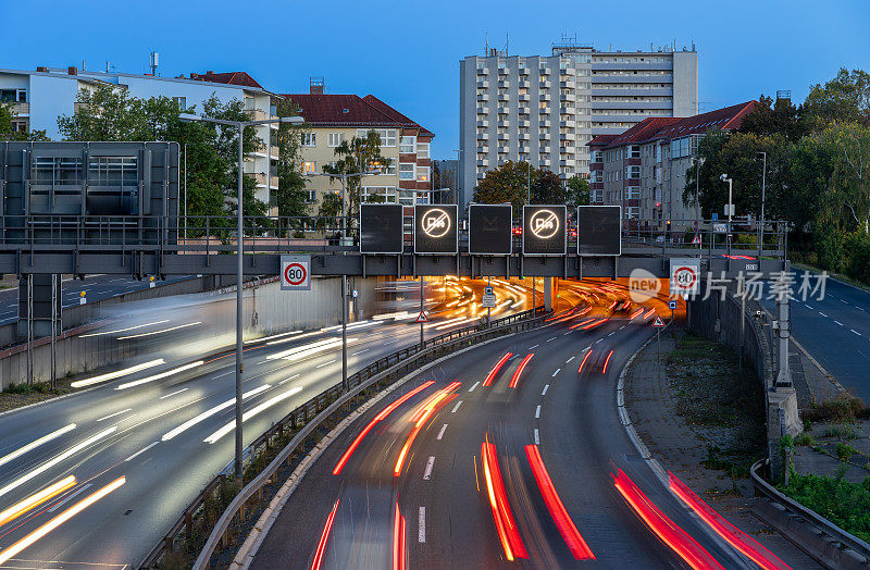 柏林城市高速公路上高速公路交通模糊运动的高角度视图