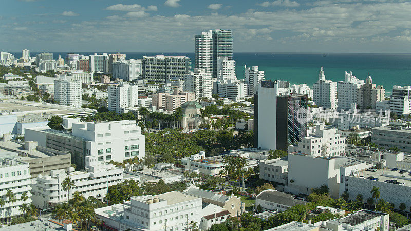 航拍的住宅建筑在迈阿密海滩，佛罗里达州在春天
