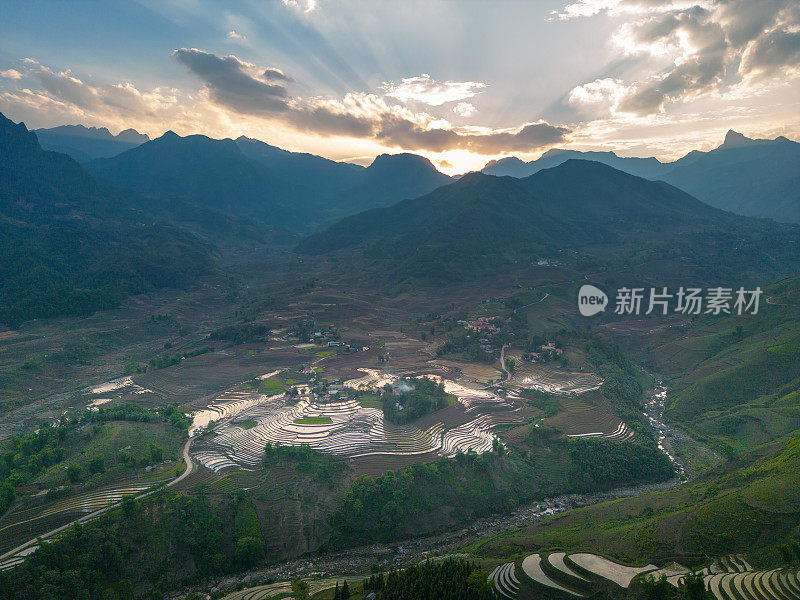 鸟瞰浇灌季节，越南老蔡省yty公社的梯田，棕色的土壤与美丽的天空融为一体。