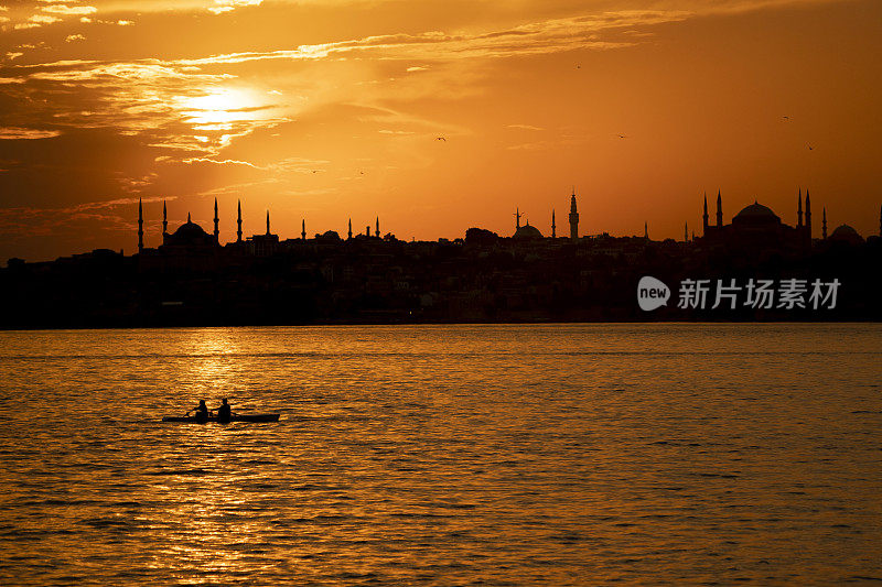 从土耳其伊斯坦布尔的圣索菲亚大教堂和蓝色清真寺俯瞰日落的博斯普鲁斯海峡
