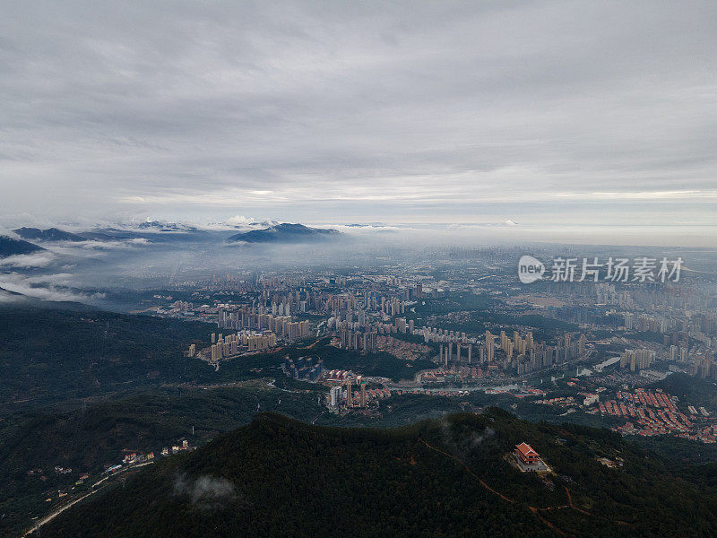 云雾笼罩的城市景观