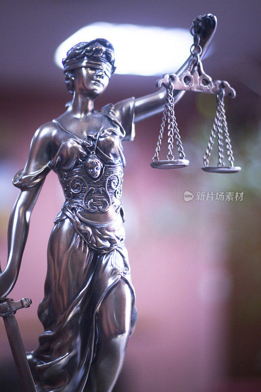 律所律师和律所律师的忒弥斯正义女神青铜模型雕像。