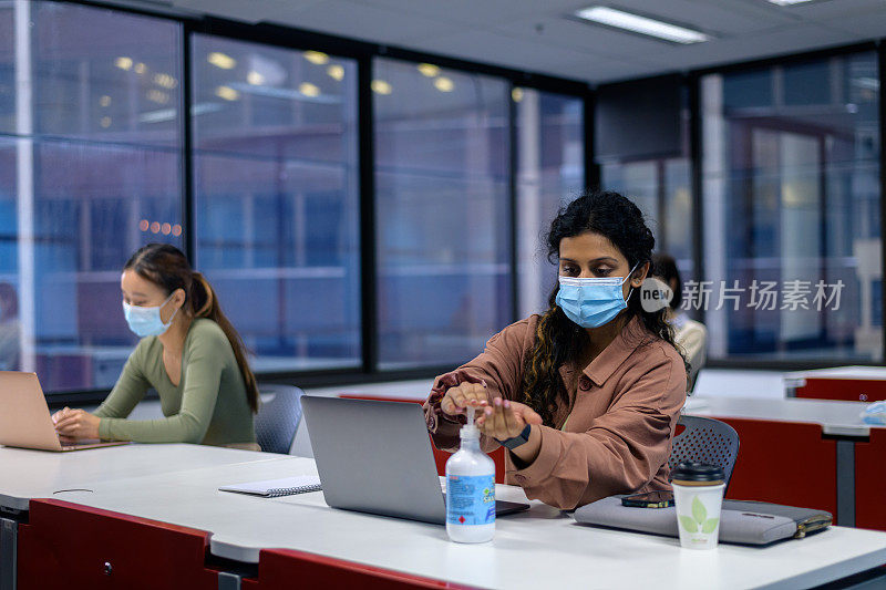 青年大学生在研讨会上涂抹乳液