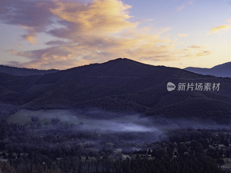 烟雾弥漫的山谷上的日落