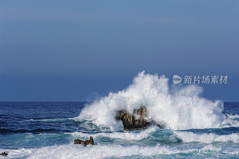 巨大的汹涌海浪撞击海岸岩石