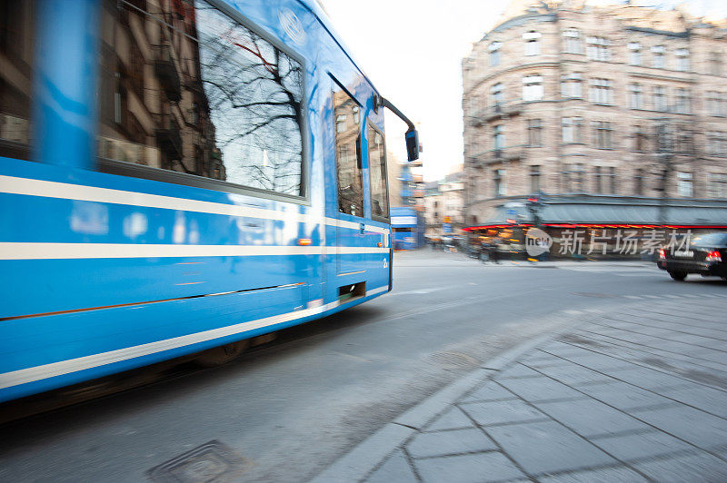 移动模糊的蓝色电车在斯德哥尔摩