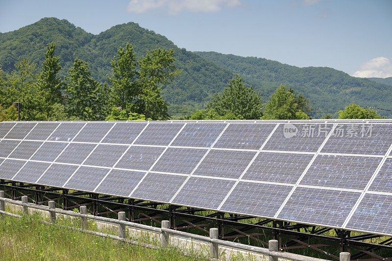 日本北海道洞爷湖的太阳能电池板