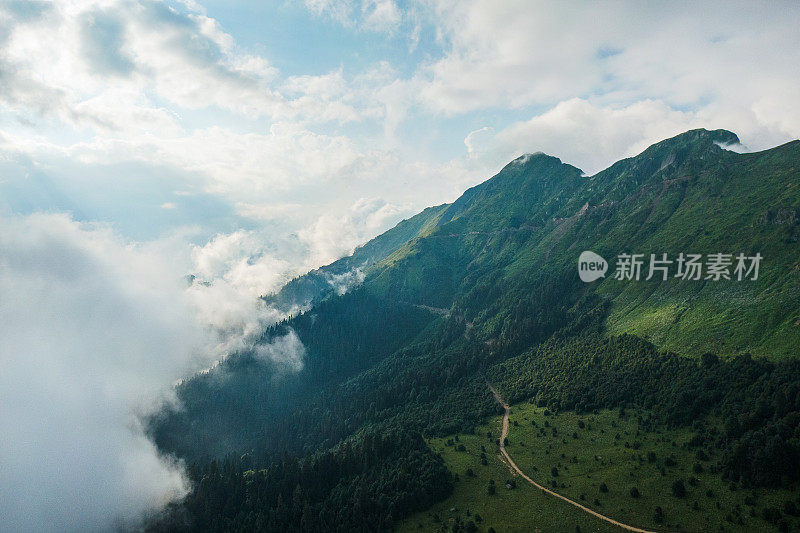 荒野景观，日落时雄伟的云层覆盖着群山