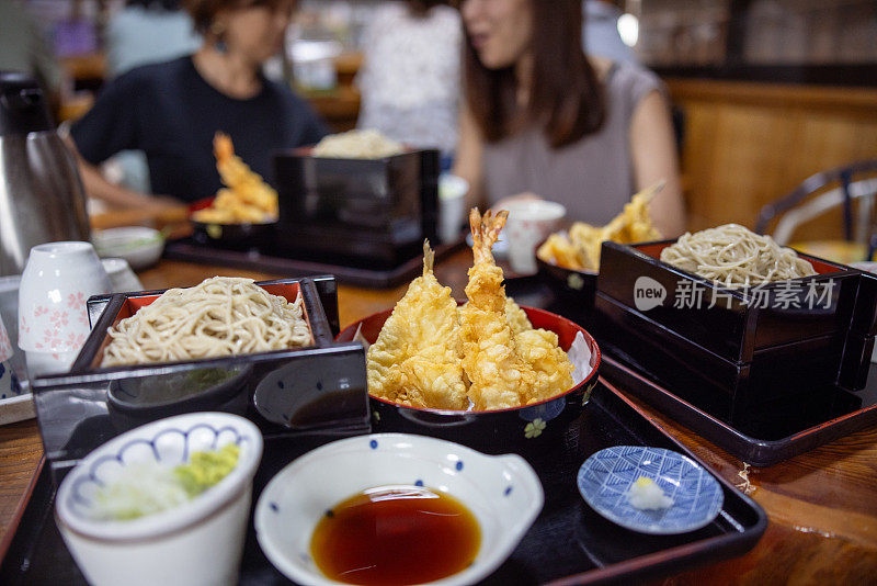 一家人去日本餐厅吃饭，午餐吃天妇罗荞麦面