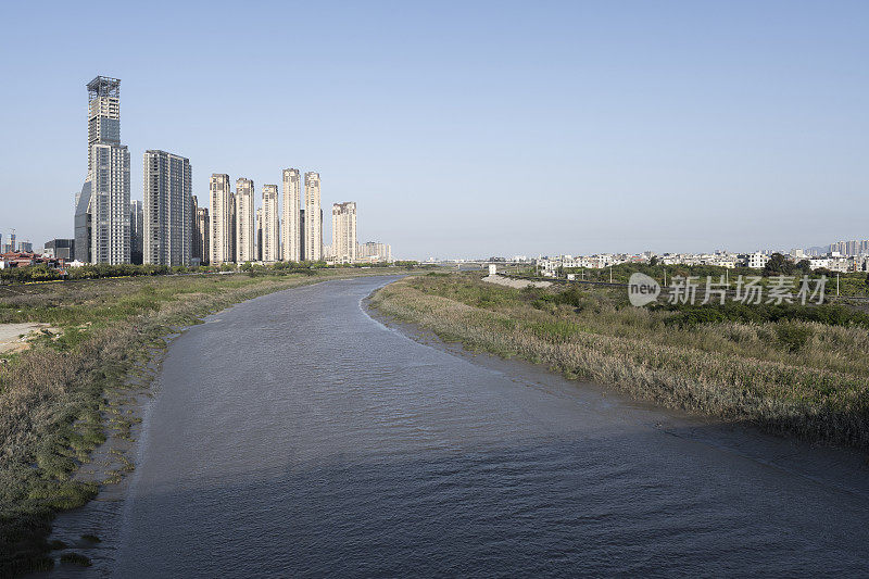 沿河而建的现代化城市高层建筑